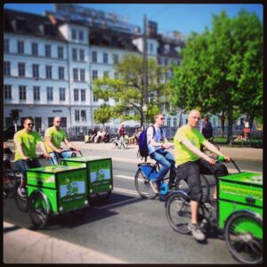 Grønne elektrikere cykler i København