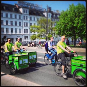 Grønne elektrikere cykler i København